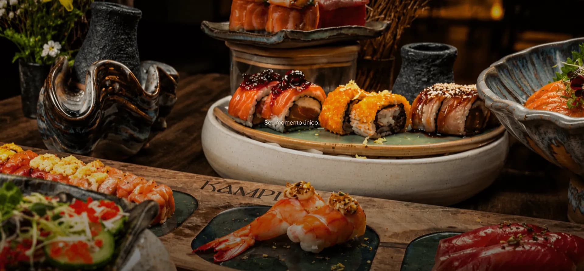Sushis do Kampeki em close — camarão empanado e rolls especiais